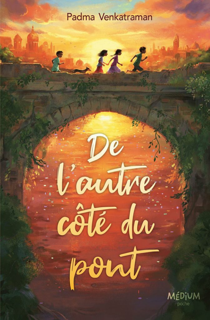 Couverture du livre "De l'autre côté du pont" illustrant un groupe d'enfants et un chien qui traverse une rivière au soleil couchant.